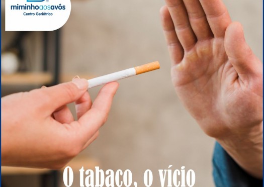 No dia 31 de Maio comemora-se o Dia Mundial sem Tabaco. A pensar nisso hoje abordamos a temática do tabagismo, quais os malefícios do tabaco e os principais mitos associados ao mesmo.  Estima-se que, em Portugal, entre 20 a 26% da população faça parte do grupo dos fumadores. Na Europa um milhão e duzentas mil pessoas morrem todos os anos devido ao consumo de tabaco. O hábito de fumar afeta não só o fumador como também todos aqueles que com ele convivem. Os fumadores passivos também morrem devido aos problemas que o tabaco acarreta.  Fumar provoca dependência física e psicológica. Cada cigarro tem cerca de 4000 substâncias tóxicas entre as quais a nicotina e 70 outras substâncias cancerígenas. Carbono 14, polónio 210, monóxido de carbono e alcatrão são algumas das substâncias que circulam pelo organismo de um fumador.  O tabaco é um dos principais responsáveis de inúmeras doenças graves que podem levar à morte. Cancros, doenças pulmonares, enfartes e acidentes vasculares cerebrais são alguns dos problemas mais comuns nos fumadores.  Se é fumador e pretende deixar de fumar comece por solicitar apoio de um profissional de saúde. Rodeie-se de bons hábitos, alimentação saudável e exercício físico podem ajudar a manter o foco. Começar um novo hobby também pode ajudar a manter-se ocupado evitando tempos monótonos nos quais possa sentir vontade de fumar. Deixar de fumar pode ser um desafio, mas mantenha em mente os inúmeros benefícios que isso acarreta. Depois de passar 20 minutos sem fumar a sua pressão arterial e frequência cardíaca voltam ao normal. 12 horas depois os níveis de monóxido de carbono no sangue estão em níveis normais. Após duas semanas começa a sentir mais energia e respira melhor. Após um ano o risco de ataque cardíaco diminui para metade. A abstinência do tabaco também acarreta alguns sintomas desconfortáveis. Pode sentir-se mais triste, irritado com insónias ou com dificuldade de concentração. No entanto, estes sintomas negativos desaparecem ao fim de alguns dias.  Para muitas pessoas deixar de fumar também significa aumento de peso e isso constitui um problema. Alguns estudos apontam que a ausência do tabaco leva ao aumento de peso, mas afinal porque é que isso acontece?  Um dos motivos pelos quais engordamos é porque a nicotina reduz o apetite. Quando deixamos de fumar passamos a ter mais vontade de comer alimentos que aumentem a nossa serotonina e dopamina. Ou seja, alimentos ricos em açucares e gorduras que nos deixem com a sensação de prazer. Para evitar este aumento de peso existem algumas estratégias que pode adotar. Comece por ter acompanhamento de um nutricionista. Evite dietas restritivas que o podem deixar mais ansioso e levar a recaídas. Não ceda ao impulso de comer assim que sente fome pois pode tratar-se da chamada “fome emocional”. Opte por comer alimentos saudáveis entre refeições, como os frutos secos. Consuma água e faça exercício físico.  Em todo o processo de deixar de fumar é fundamental sentir-se apoiado. Comece por solicitar apoio aos seus familiares e amigos mais próximos. Mantenha-se ativo e evite locais e situações que possam motivar a vontade de fumar. 